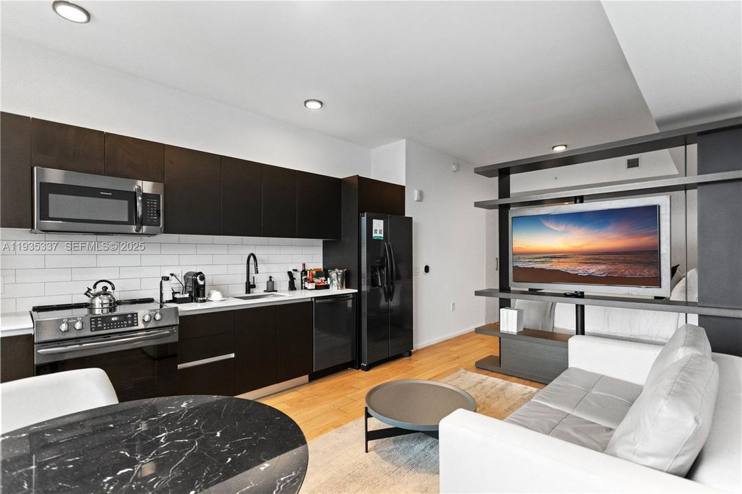 For Sale: $610,000 (1 beds, 1 baths, 430 Square Feet)