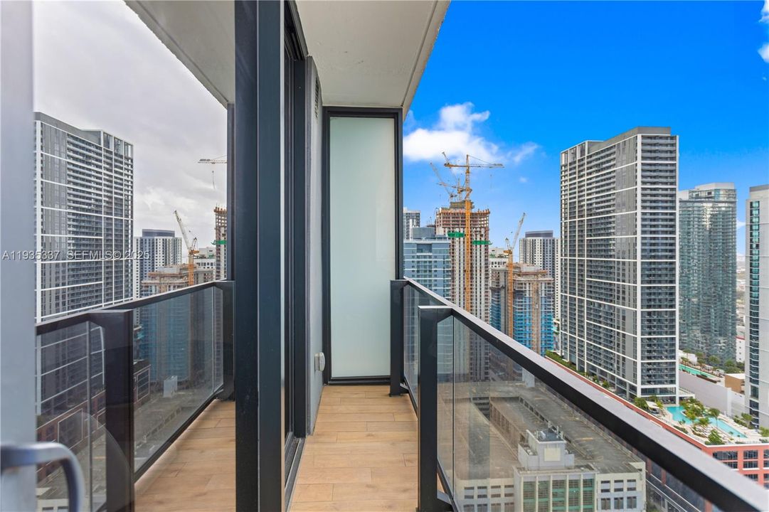 For Sale: $610,000 (1 beds, 1 baths, 430 Square Feet)