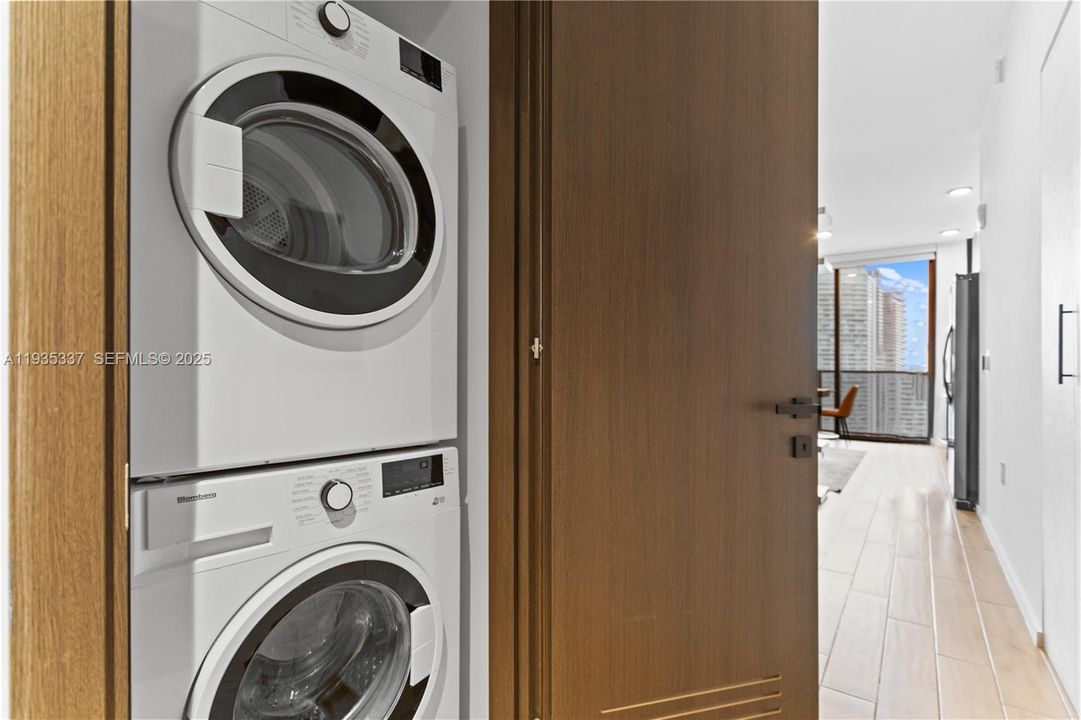 For Sale: $610,000 (1 beds, 1 baths, 430 Square Feet)