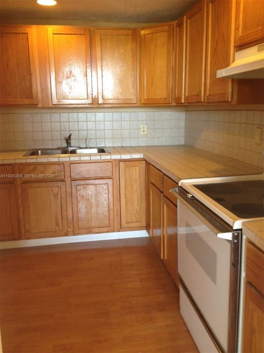 На продажу: $119,500 (1 спален, 1 ванн, 790 Квадратных фут)