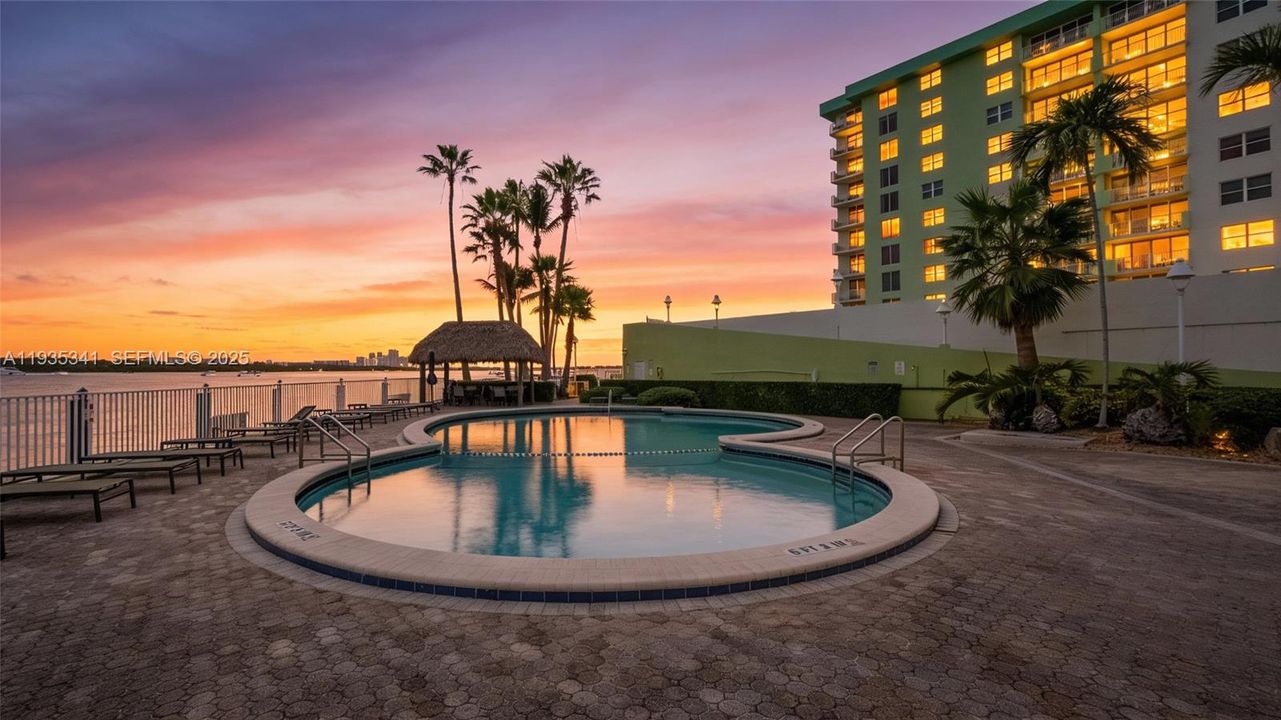 For Sale: $347,000 (1 beds, 1 baths, 950 Square Feet)