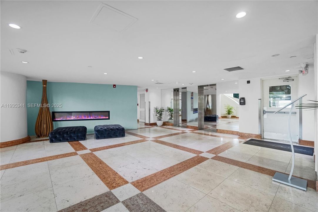 For Sale: $347,000 (1 beds, 1 baths, 950 Square Feet)