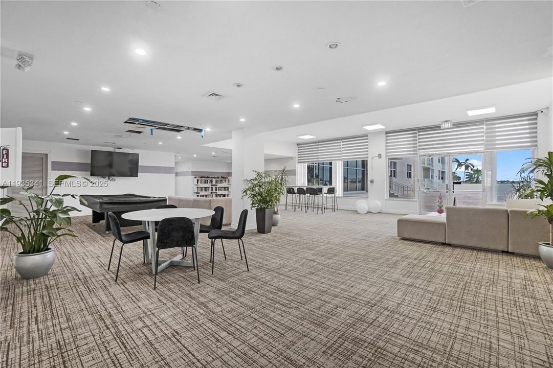 For Sale: $347,000 (1 beds, 1 baths, 950 Square Feet)