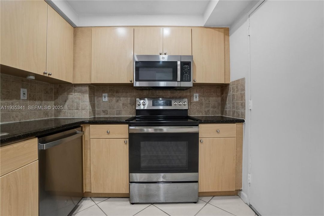 For Sale: $347,000 (1 beds, 1 baths, 950 Square Feet)