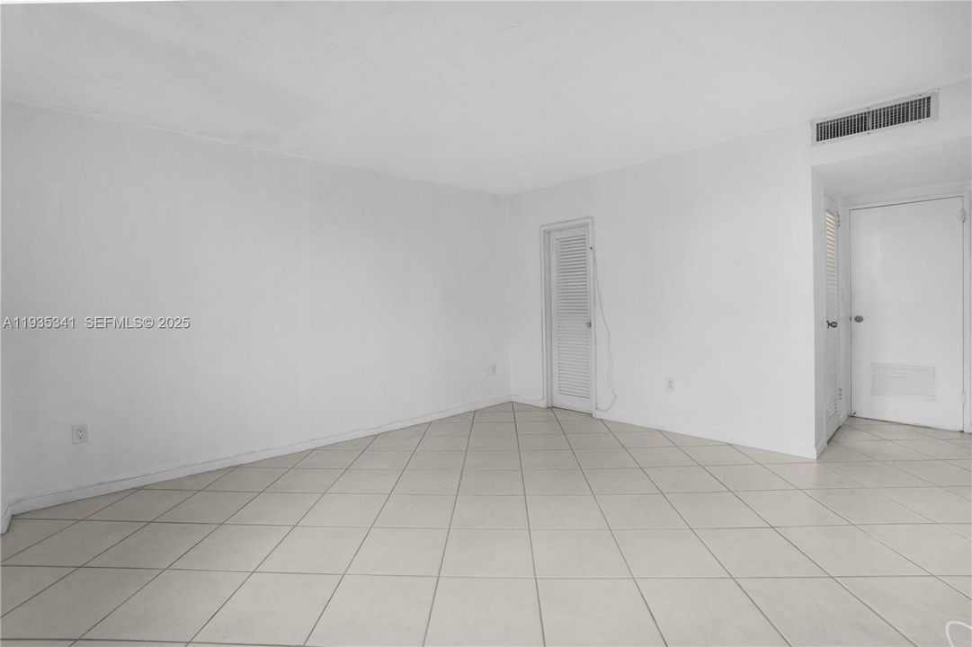 For Sale: $347,000 (1 beds, 1 baths, 950 Square Feet)