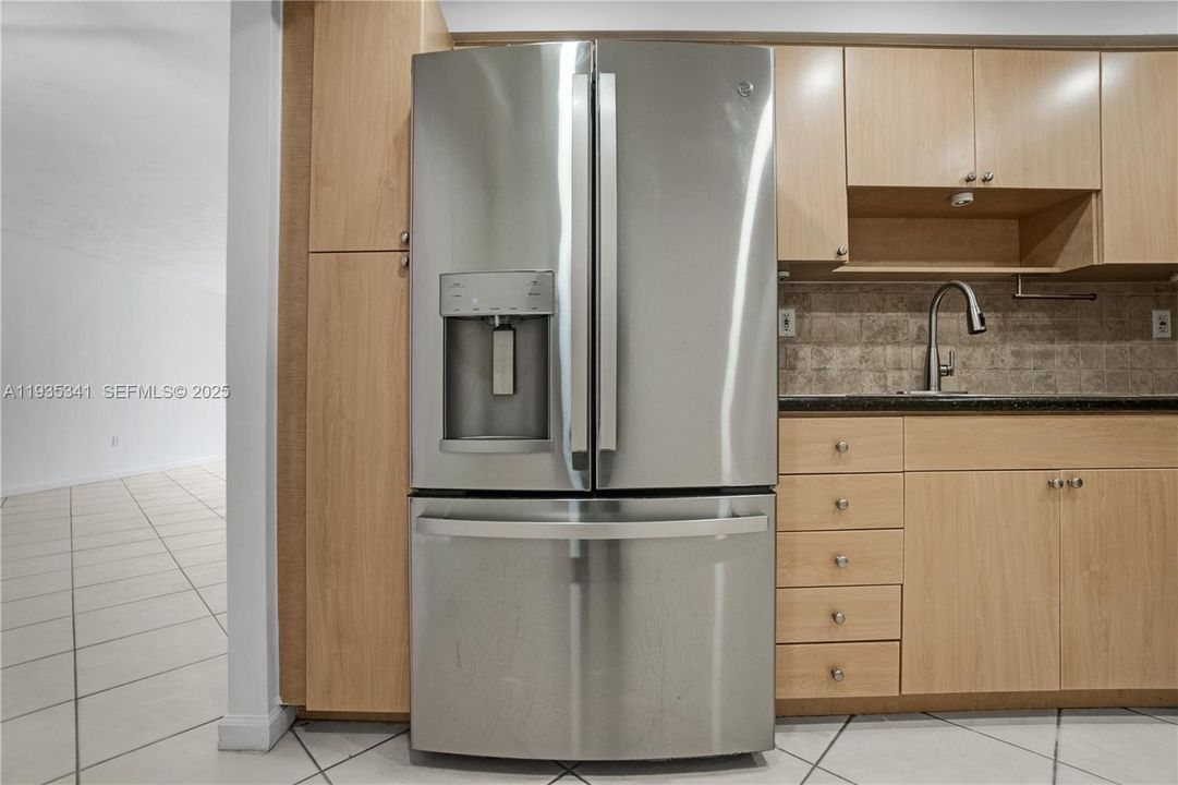 For Sale: $347,000 (1 beds, 1 baths, 950 Square Feet)