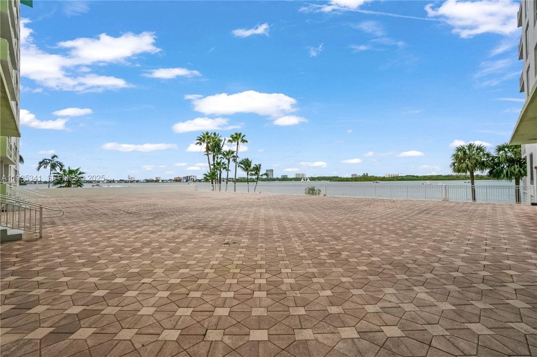 For Sale: $347,000 (1 beds, 1 baths, 950 Square Feet)