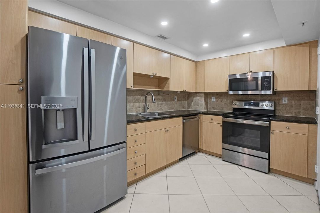 For Sale: $347,000 (1 beds, 1 baths, 950 Square Feet)