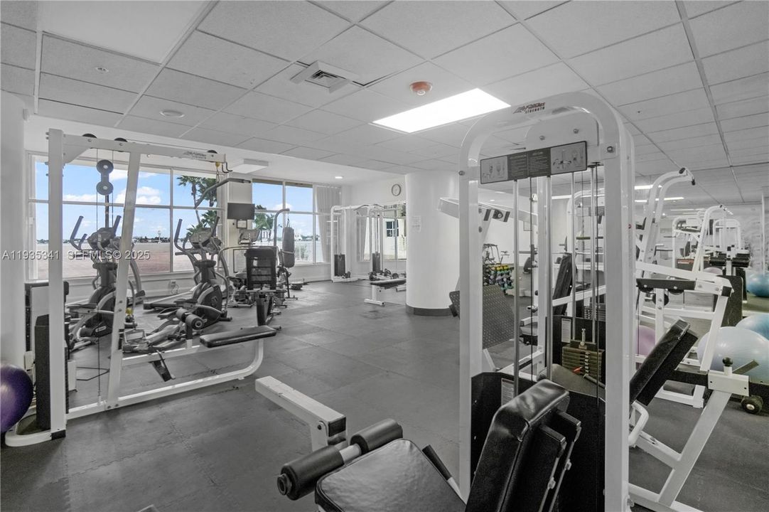 For Sale: $347,000 (1 beds, 1 baths, 950 Square Feet)