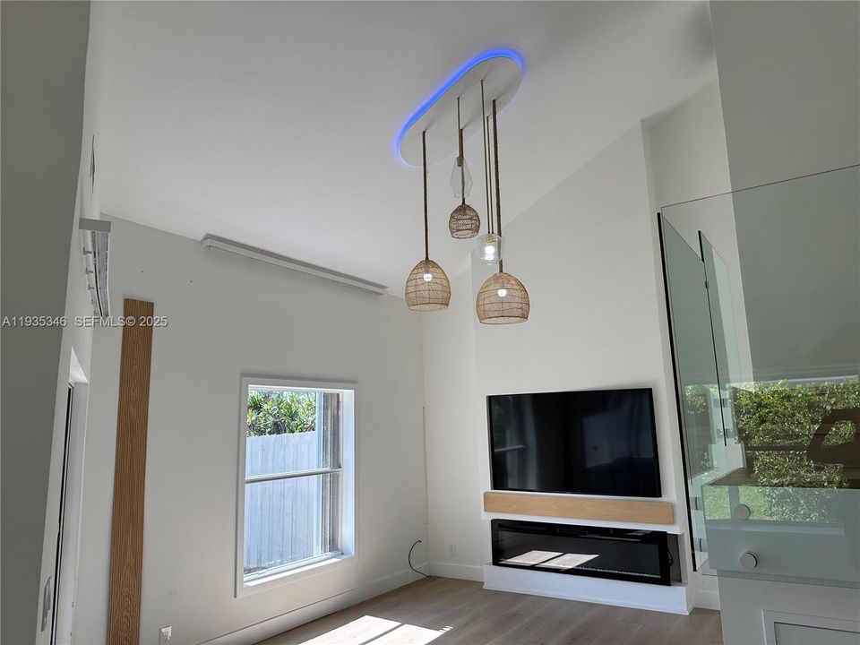 En Venta: $540,000 (2 camas, 2 baños, 1330 Pies cuadrados)