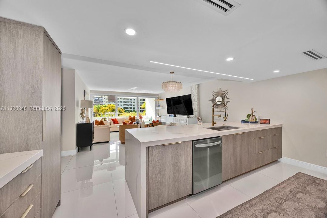 For Sale: $1,295,000 (2 beds, 2 baths, 1260 Square Feet)