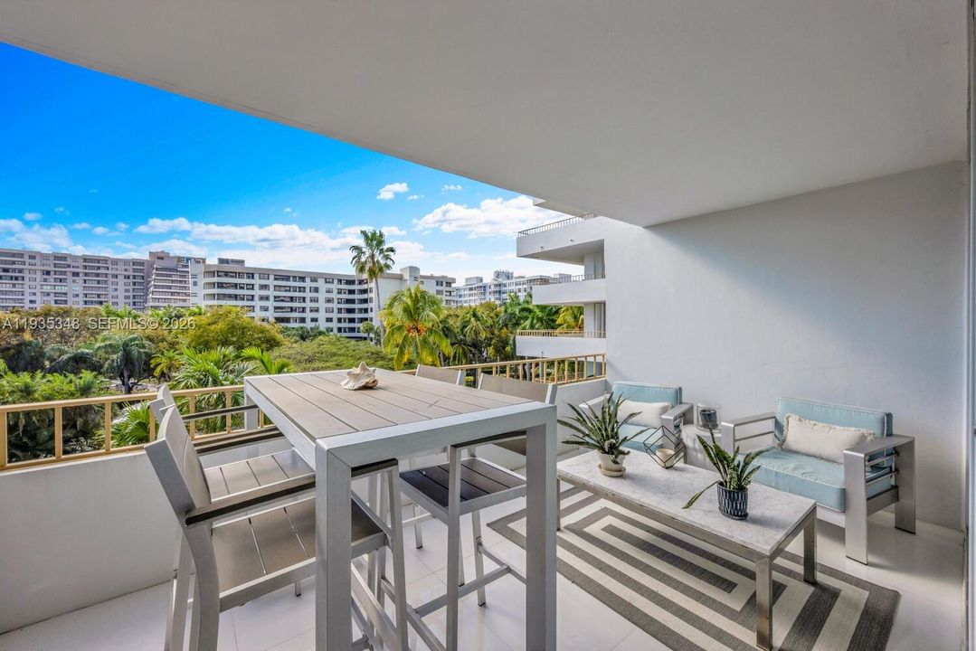 For Sale: $1,295,000 (2 beds, 2 baths, 1260 Square Feet)