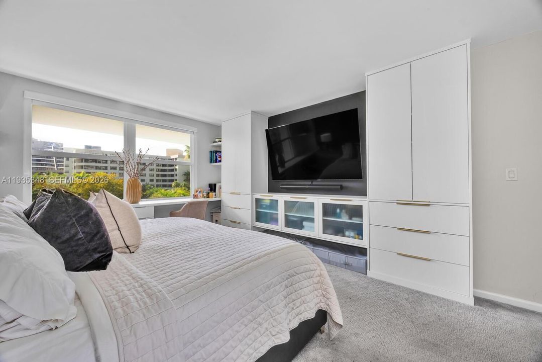 For Sale: $1,295,000 (2 beds, 2 baths, 1260 Square Feet)