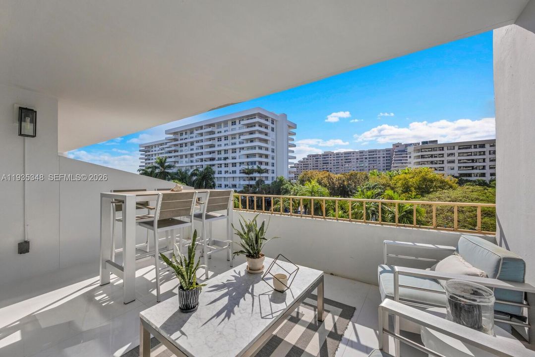 For Sale: $1,295,000 (2 beds, 2 baths, 1260 Square Feet)