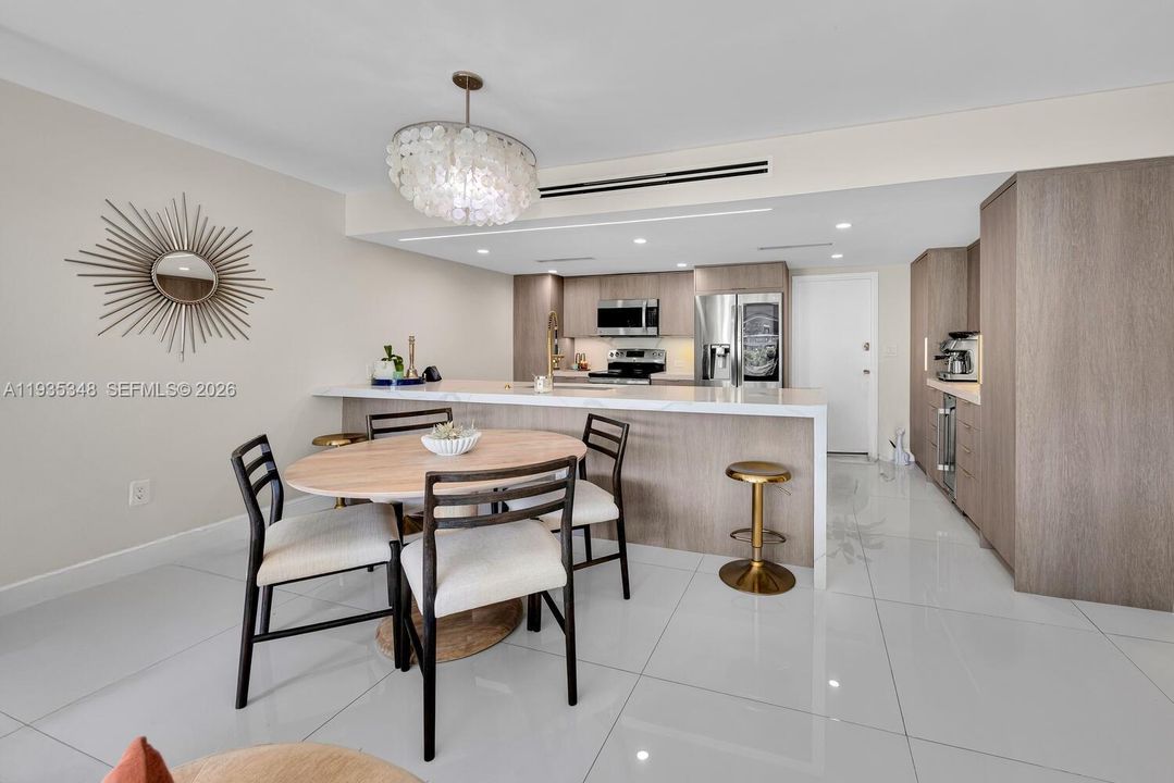 For Sale: $1,295,000 (2 beds, 2 baths, 1260 Square Feet)