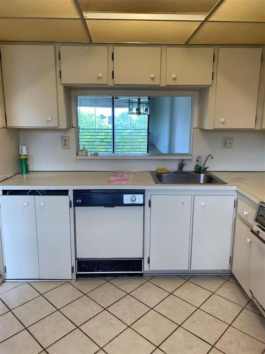 For Sale: $96,000 (1 beds, 1 baths, 773 Square Feet)