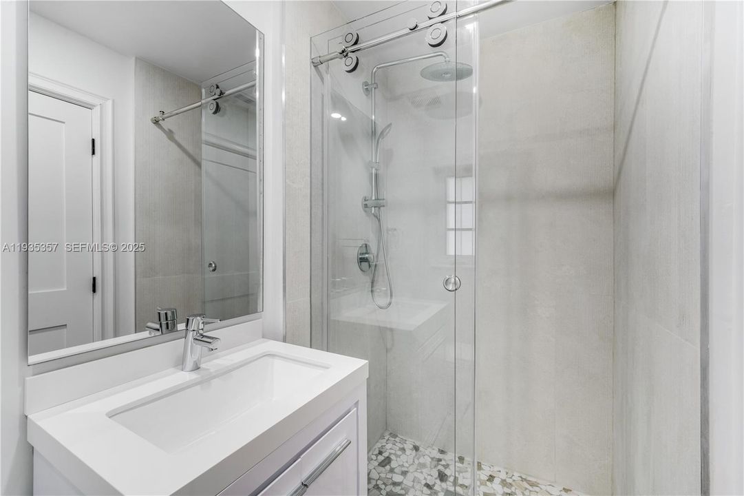 出租: $7,500 (4 贝兹, 3 浴室, 2140 平方英尺)