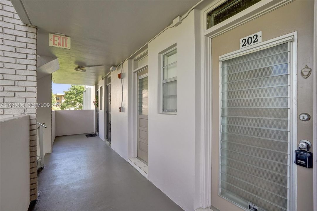 待售: $105,000 (2 贝兹, 2 浴室, 1021 平方英尺)