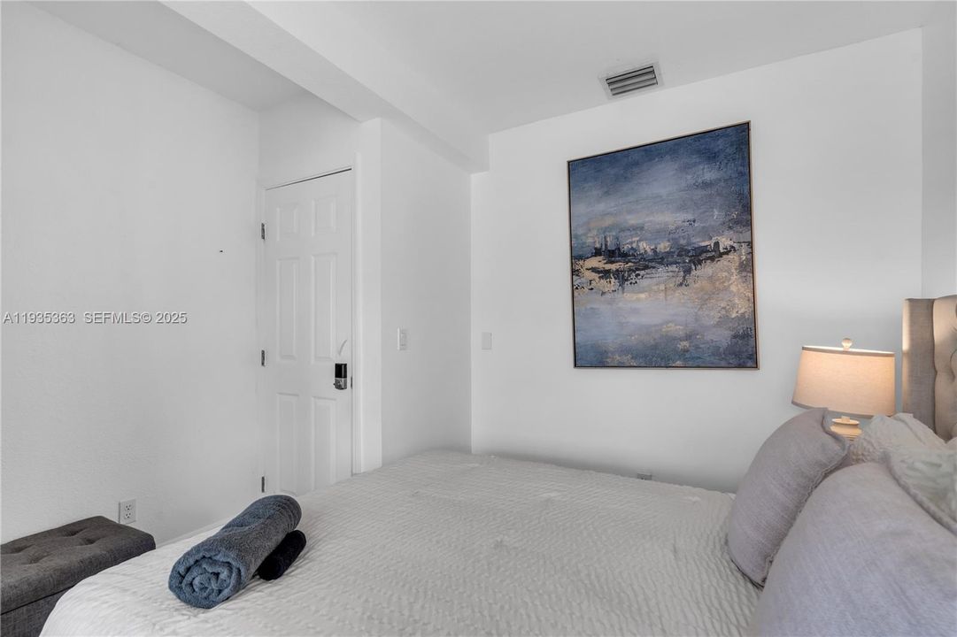 For Rent: $2,500 (2 beds, 2 baths, 3003 Square Feet)