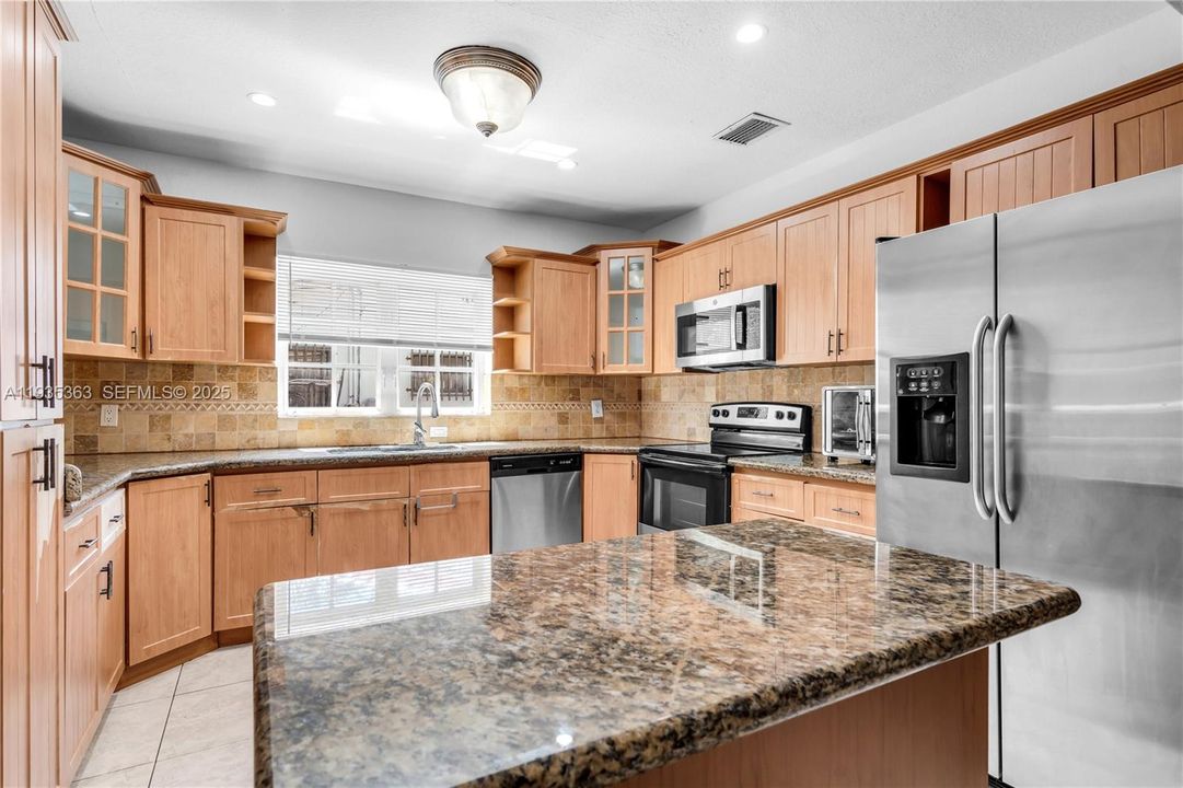 For Rent: $2,500 (2 beds, 2 baths, 3003 Square Feet)