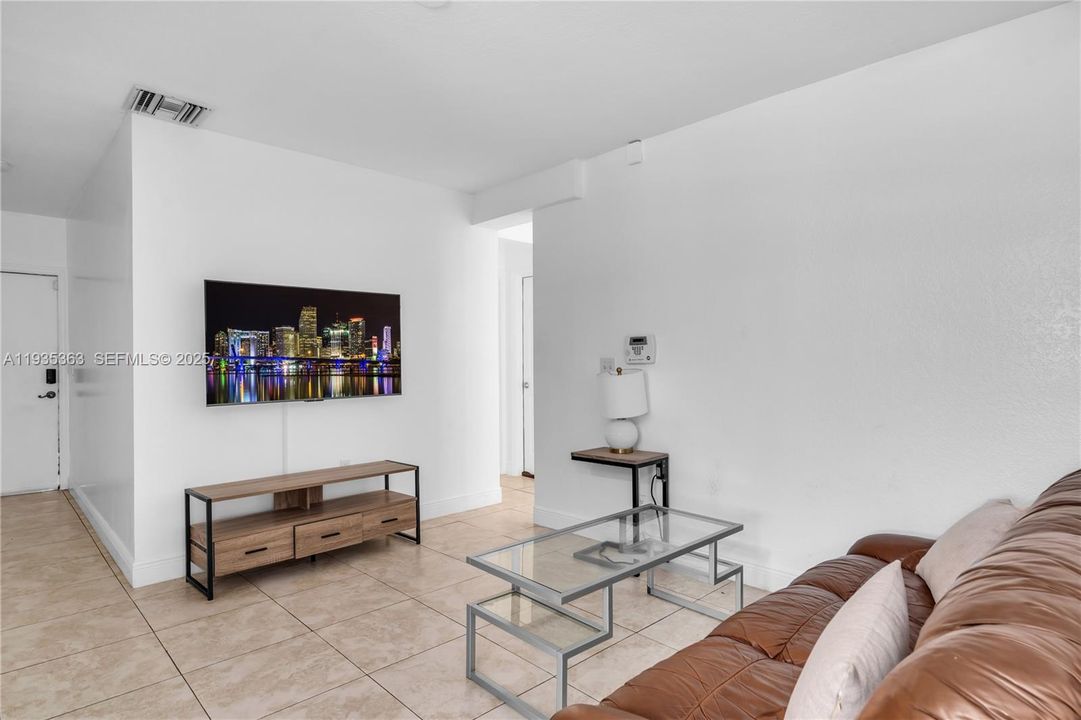 For Rent: $2,500 (2 beds, 2 baths, 3003 Square Feet)