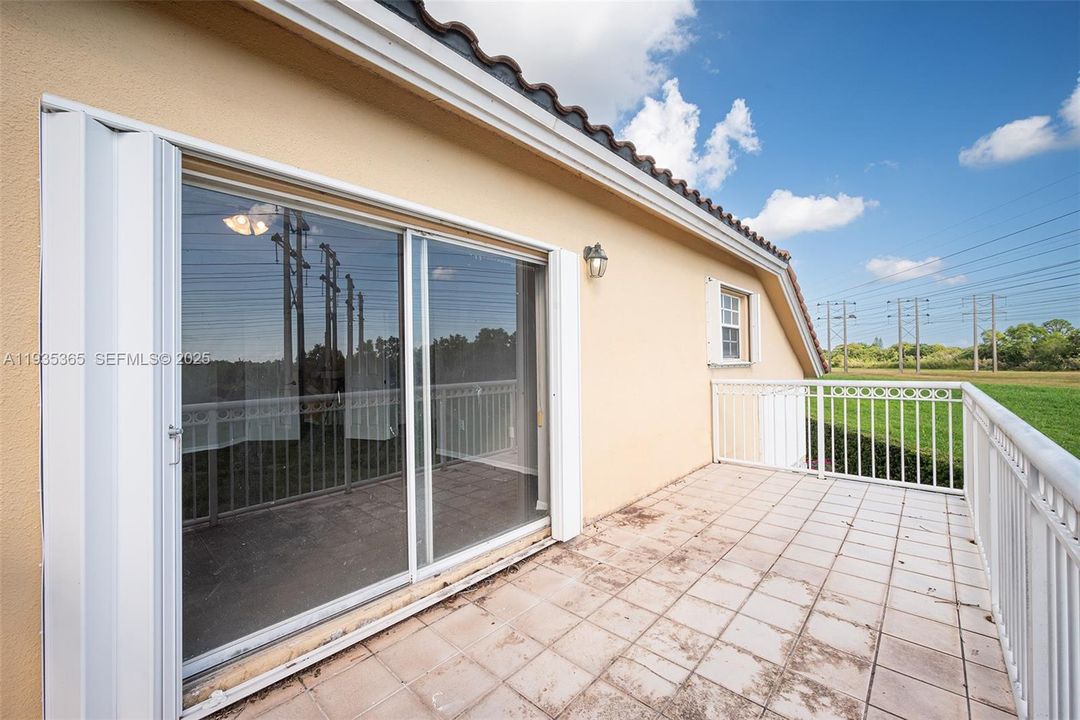 En Venta: $749,900 (4 camas, 3 baños, 2399 Pies cuadrados)