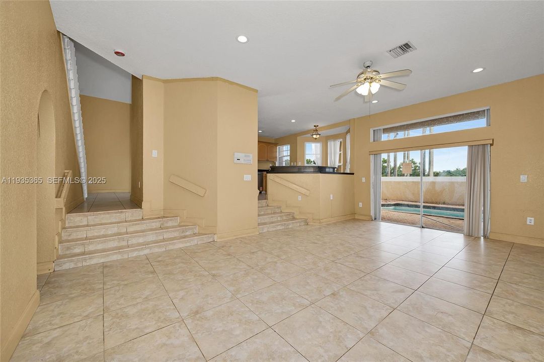 En Venta: $749,900 (4 camas, 3 baños, 2399 Pies cuadrados)