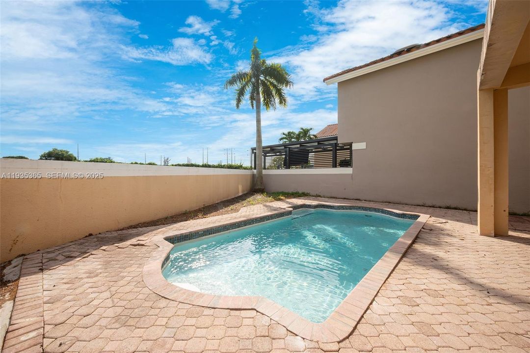 En Venta: $749,900 (4 camas, 3 baños, 2399 Pies cuadrados)