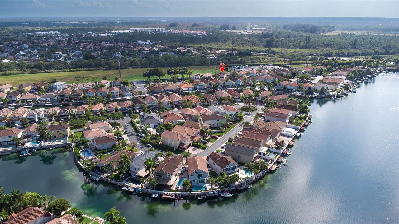 En Venta: $749,900 (4 camas, 3 baños, 2399 Pies cuadrados)