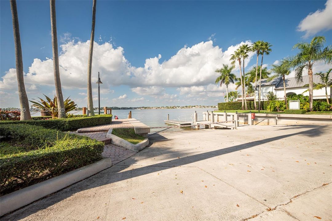 En Venta: $749,900 (4 camas, 3 baños, 2399 Pies cuadrados)