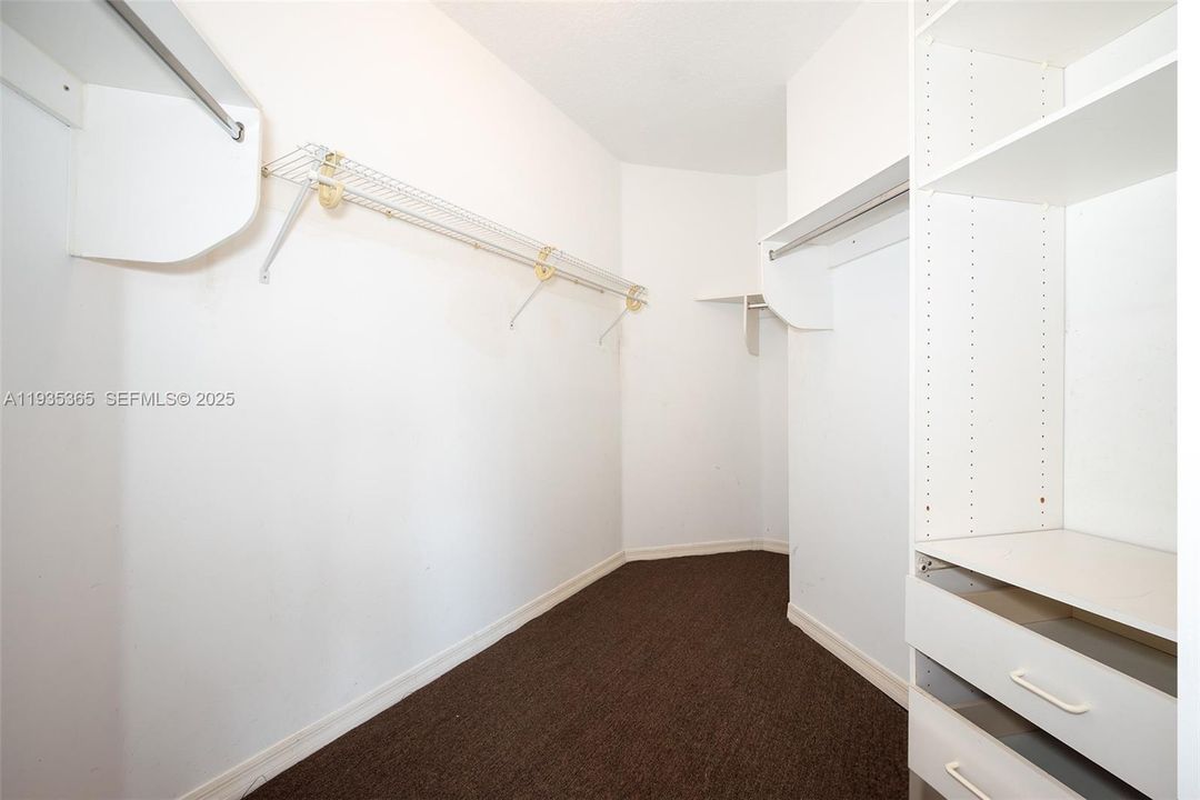 En Venta: $749,900 (4 camas, 3 baños, 2399 Pies cuadrados)