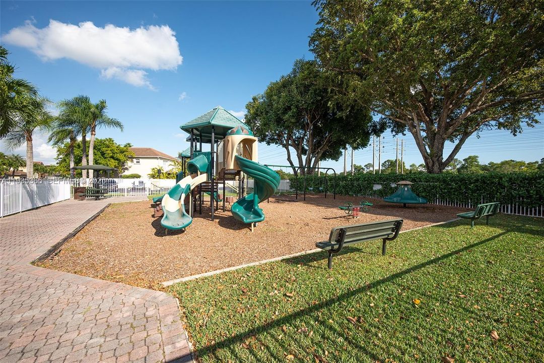 En Venta: $749,900 (4 camas, 3 baños, 2399 Pies cuadrados)