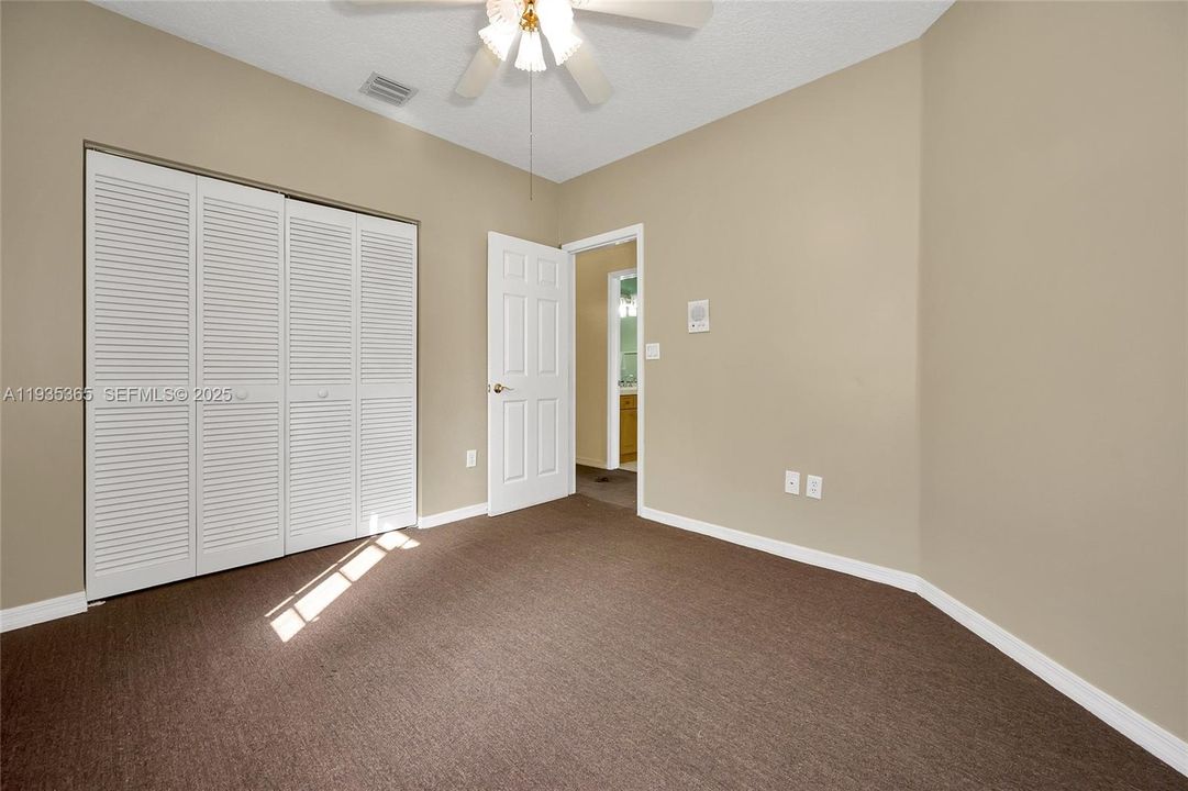 En Venta: $749,900 (4 camas, 3 baños, 2399 Pies cuadrados)