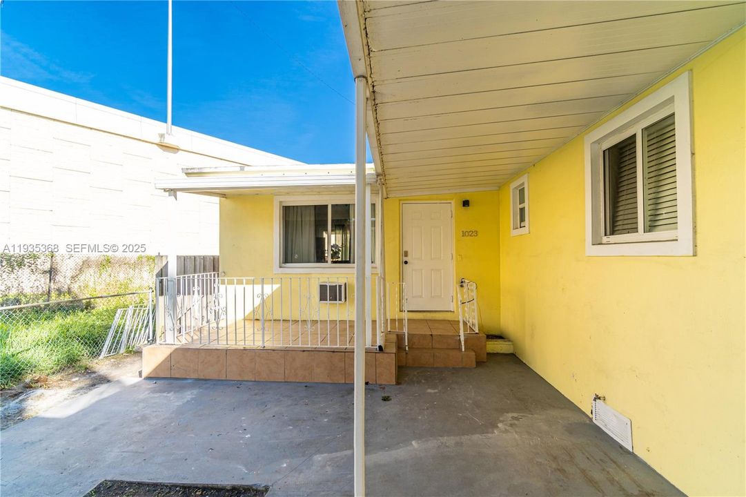 For Rent: $3,500 (4 beds, 2 baths, 1571 Square Feet)