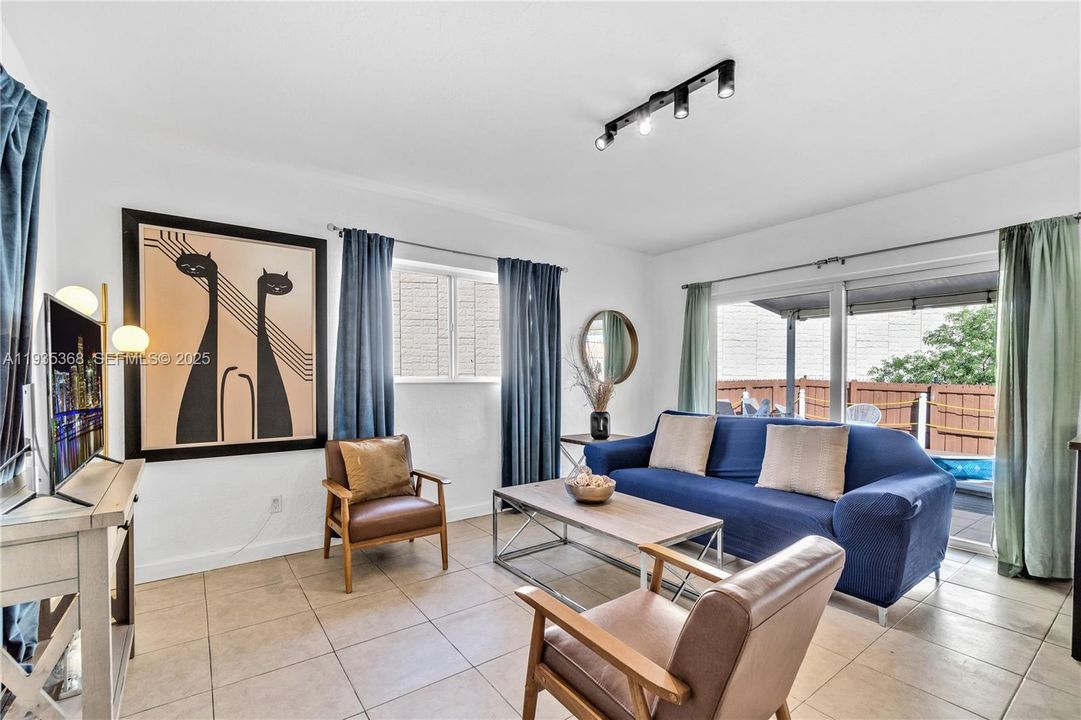 For Rent: $3,500 (4 beds, 2 baths, 1571 Square Feet)