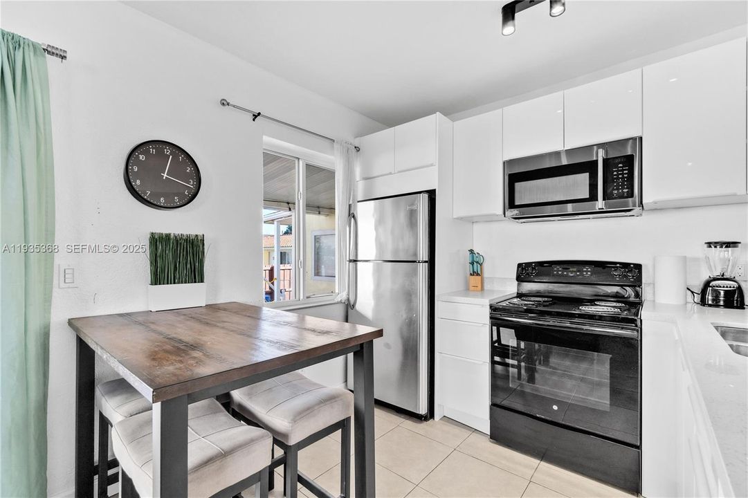 For Rent: $3,500 (4 beds, 2 baths, 1571 Square Feet)