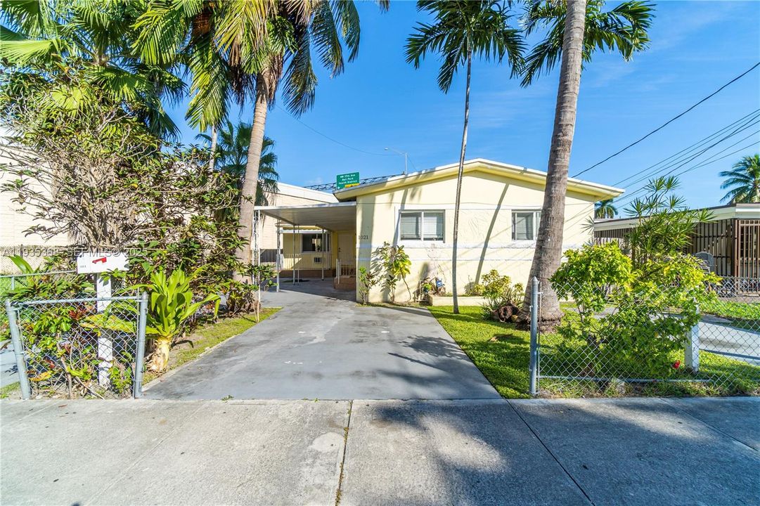 For Rent: $3,500 (4 beds, 2 baths, 1571 Square Feet)