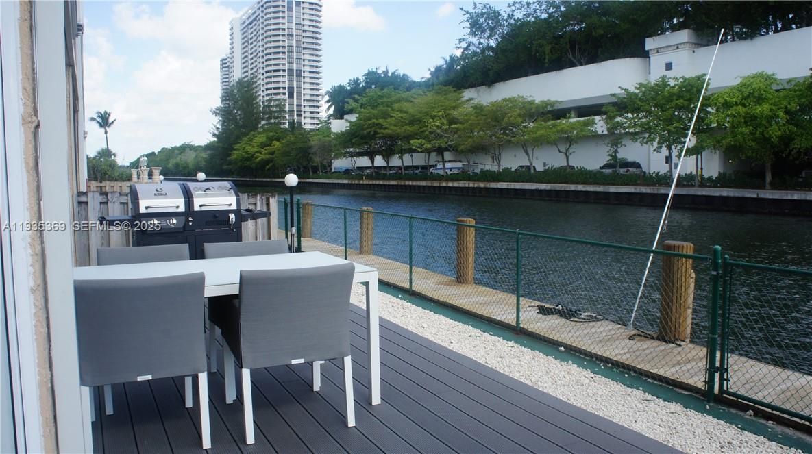 На продажу: $599,000 (2 спален, 2 ванн, 1800 Квадратных фут)