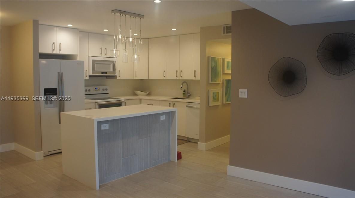 На продажу: $599,000 (2 спален, 2 ванн, 1800 Квадратных фут)