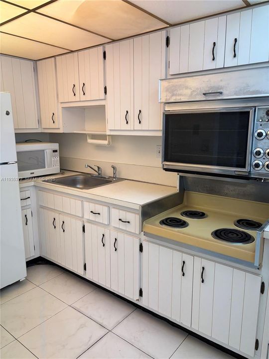 For Rent: $1,350 (0 beds, 1 baths, 576 Square Feet)