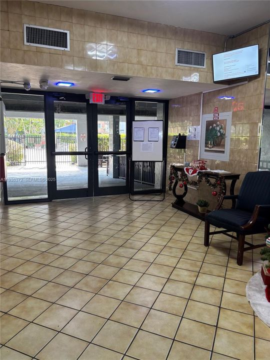 For Rent: $1,350 (0 beds, 1 baths, 576 Square Feet)