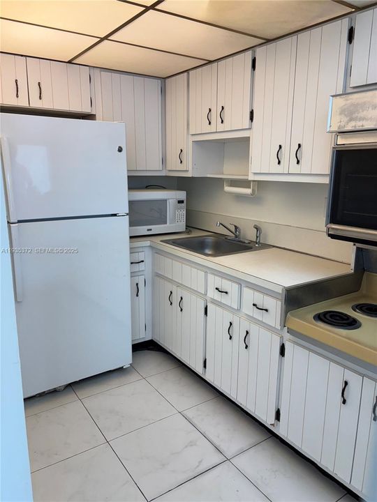 For Rent: $1,350 (0 beds, 1 baths, 576 Square Feet)