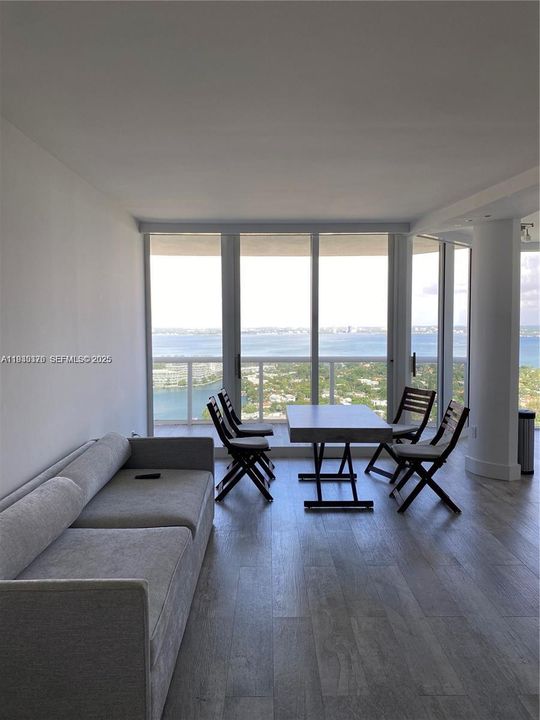 出租: $5,900 (1 贝兹, 2 浴室, 1100 平方英尺)