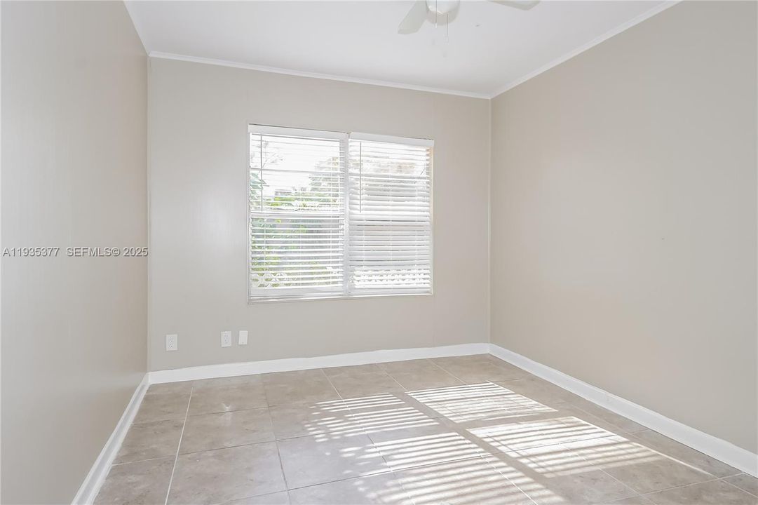 出租: $2,525 (3 贝兹, 1 浴室, 1088 平方英尺)