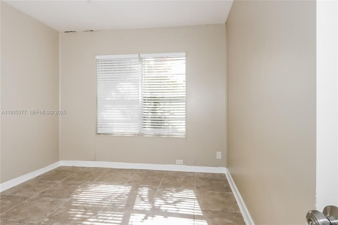 出租: $2,525 (3 贝兹, 1 浴室, 1088 平方英尺)