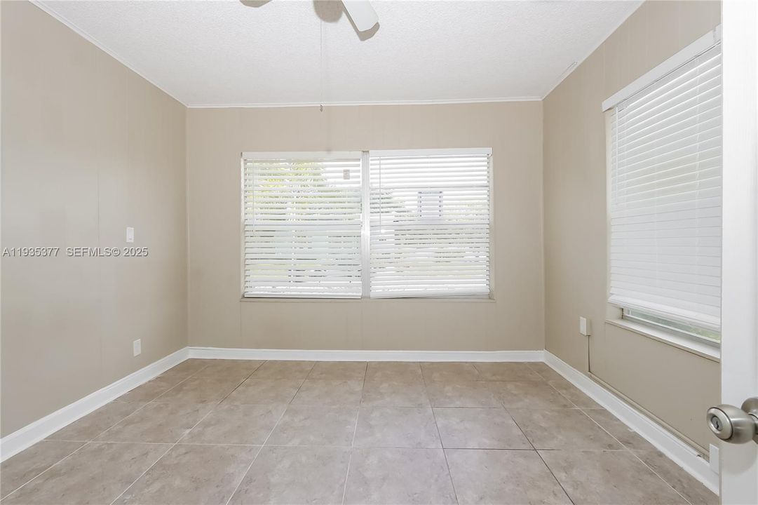 出租: $2,525 (3 贝兹, 1 浴室, 1088 平方英尺)