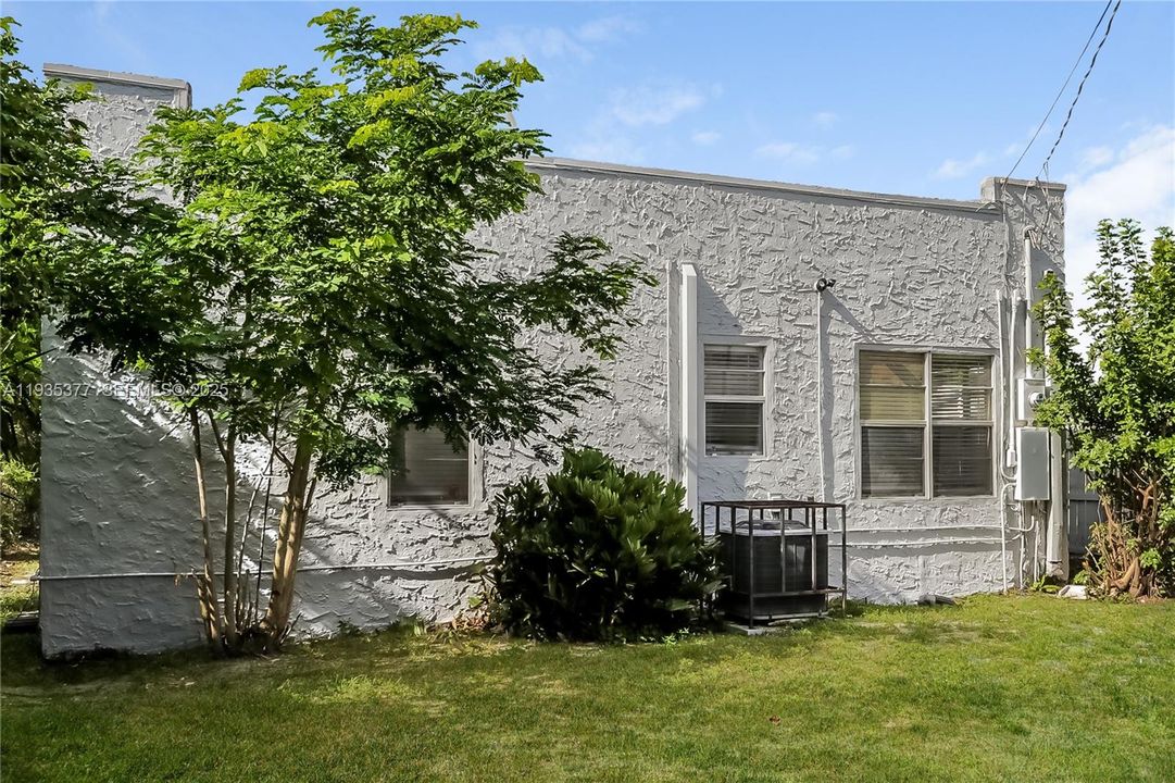 出租: $2,525 (3 贝兹, 1 浴室, 1088 平方英尺)