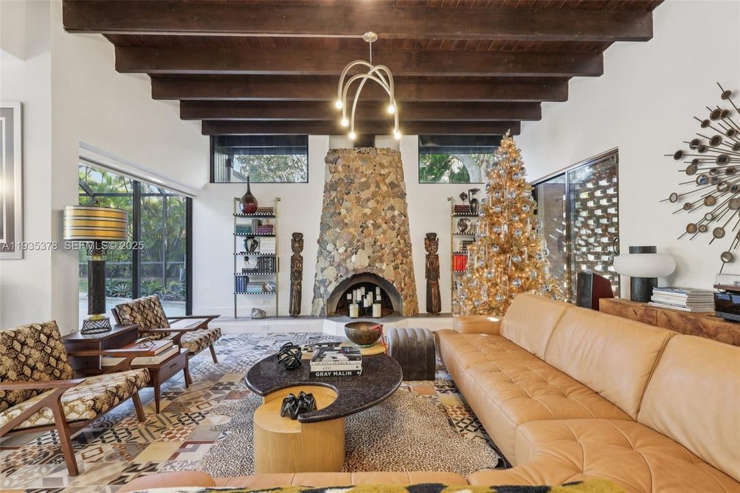 En Venta: $975,000 (3 camas, 2 baños, 2131 Pies cuadrados)