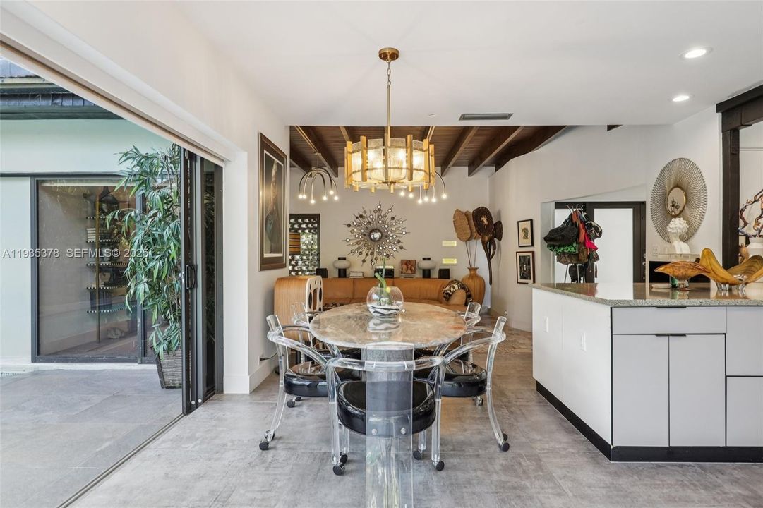 En Venta: $975,000 (3 camas, 2 baños, 2131 Pies cuadrados)