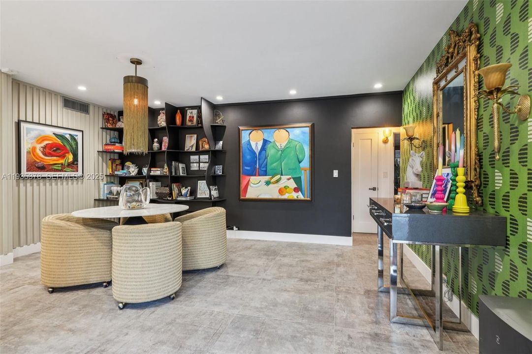 En Venta: $975,000 (3 camas, 2 baños, 2131 Pies cuadrados)